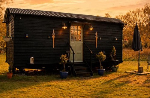 Willesborough Apartment | Mountbatten Shepherds hut & Buckhurst Shepherds hut