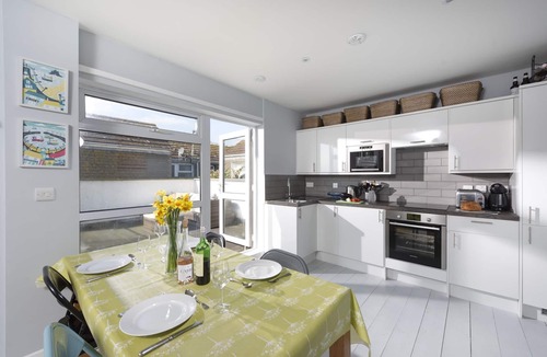 Mousehole House | Mousehole View - Pet Friendly - Sea Views - Free WiFi & Parking