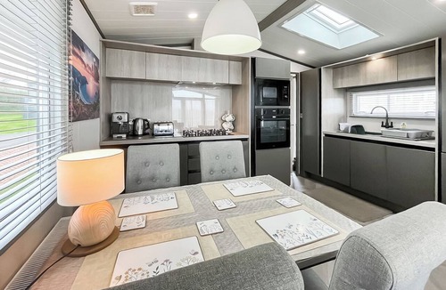 Grampound Cottage | Nestled within a premier Cornish complex, The Maples offers a serene escape.