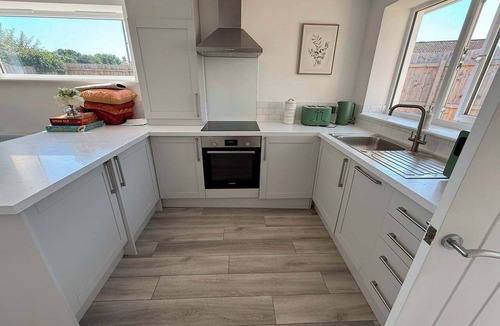 Honiton House | New 2BR Open Plan Bungalow With Free Parking