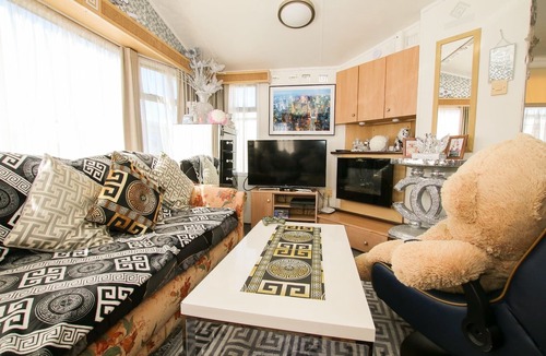 Dymchurch Cabin | New beach caravan Park Sleeps 8 Parking & Pool