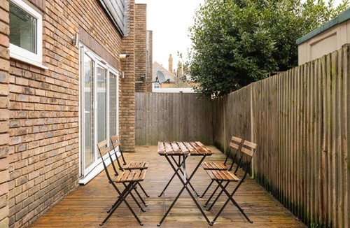 Anerley Apartment | New! Bright 2BR Flat with Patio
