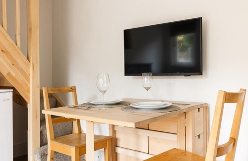 Wimbledon Park Apartment | New! Charming Split-Level Studio in Wimbledon