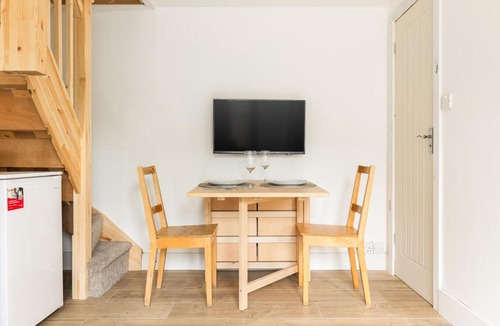 Wimbledon Park Apartment | New! Charming Split-Level Studio in Wimbledon
