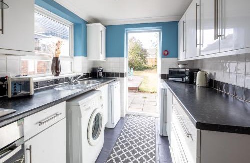 Henbury House | NEW Contractor & Groups-3Bedrooms-Parking-By Fab Accommodation