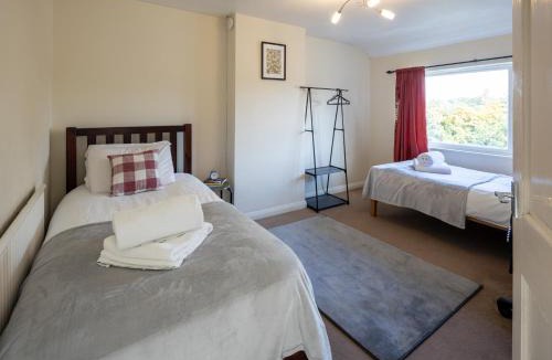 Henbury House | NEW Contractor & Groups-3Bedrooms-Parking-By Fab Accommodation