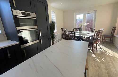 Arbury House | New Exec Modern 5 bed House close to Science Park