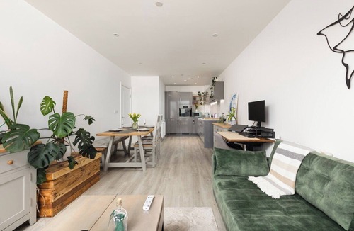 Limehouse Apartment | New! Inviting 1BR by Canary Wharf w/Balcony & Gym