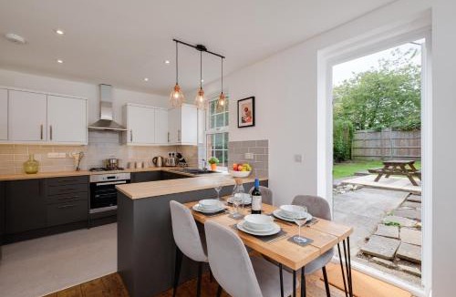 Cribbs Causeway House | New Long Stays-4Bed-2Bath-Parking-By FabAccommodation