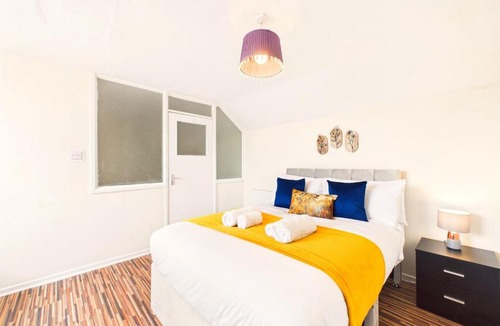 Luton Apartment | NEW Modern & Comfortable Home in Luton By Signature Stays - FREE Private Parking
