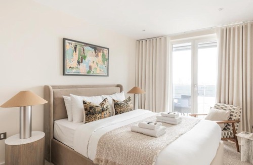 Docklands Apartment | New! Panoramic 2BR Flat with Balcony by Royal Docks