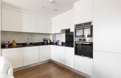 Docklands Apartment | New! Panoramic 2BR Flat with Balcony by Royal Docks