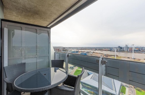 Docklands Apartment | New! Panoramic 2BR Flat with Balcony by Royal Docks