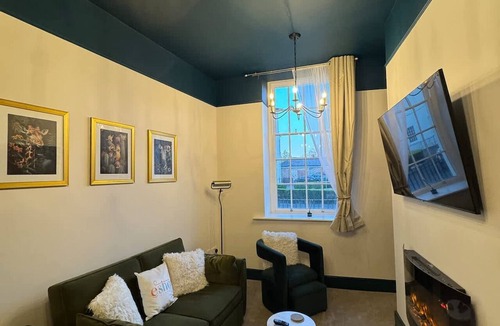 Gloucester Apartment | New refurb 2BD 1Bath Free Parking Pet Friendly