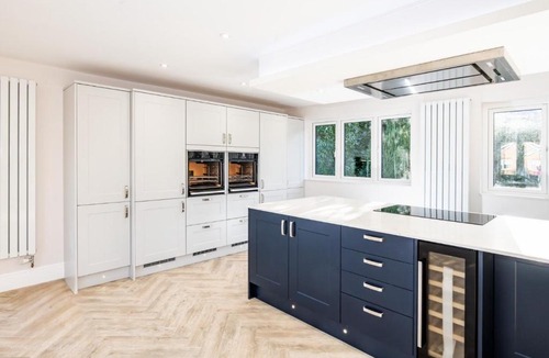 St Leonards House | NEW! Spacious 5BR Home - Parking Near New Forest