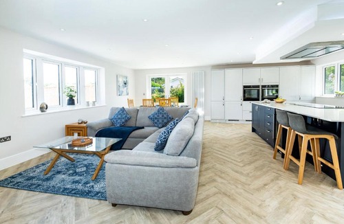 St Leonards House | NEW! Spacious 5BR Home - Parking Near New Forest