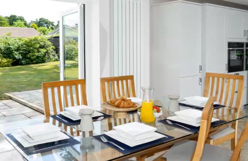 St Leonards House | NEW! Spacious 5BR Home - Parking Near New Forest