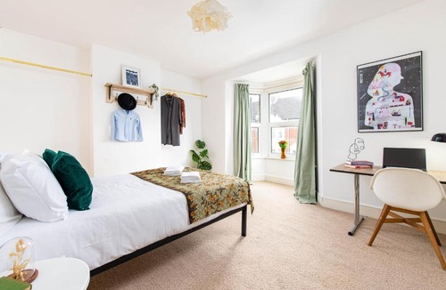 Easton House | NEW Spacious and Bright House-Parking-By FabAccommodation