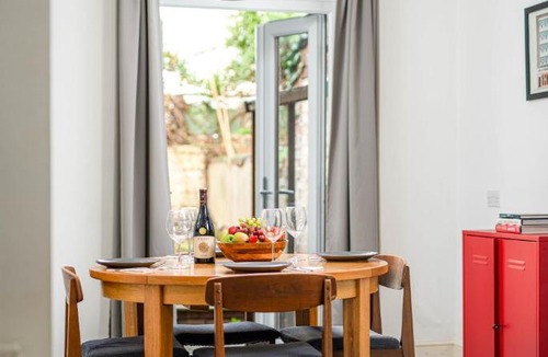 Easton House | NEW Spacious and Bright House-Parking-By FabAccommodation