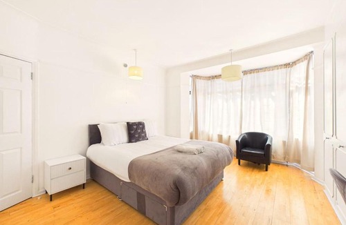 Highlands Apartment | NEW Spacious & Comfortable Enfield Home By Signature Stays with FREE Parking