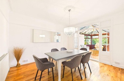 Highlands Apartment | NEW Spacious & Comfortable Enfield Home By Signature Stays with FREE Parking