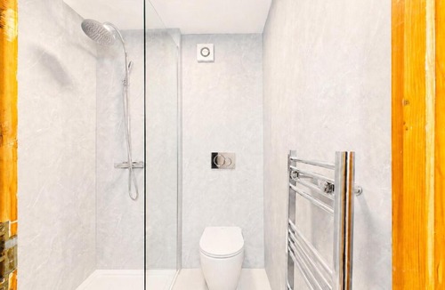 Highlands Apartment | NEW Spacious & Comfortable Enfield Home By Signature Stays with FREE Parking