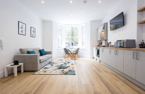 Walkden Apartment | NEW Spacious Flat Ideal for Business Sleeps 4