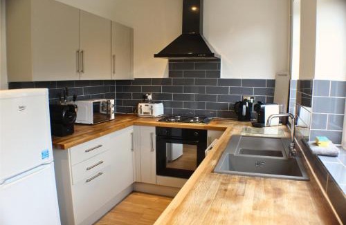 Newcastle-Under-Lyme House | New Two Bed Home - 5 Minute Drive To Stoke Hospital