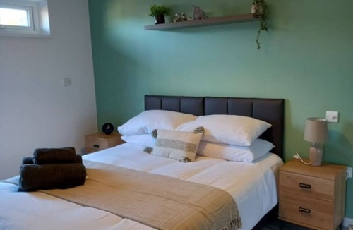 Woolavington House | Newly refurbed 2 bedroom bungalow and free parking