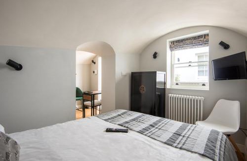 Queen's Gate Apartment | Newly Refurbished Flat With Patio. By Hyde Park