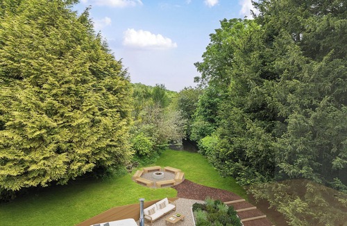 Stroud House | Newly refurbished grand Victorian residence in the Cotswolds sleeping up to 21 across 7 bedrooms, with woodfired hot tub and fire pit. Period elegance meets contemporary comfort in the wooded Toadsmoor Valley, perfect for groups and gatherings.