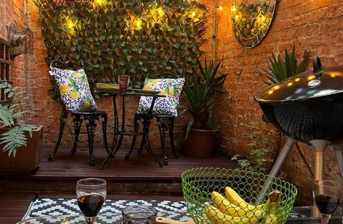 Redcliffe Apartment | Niru Experience Chelsea Oasis with Courtyard