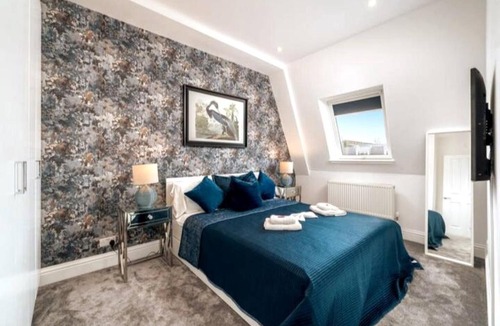 Earl's Court Apartment | Niru Experience Royal Deluxe 4BD 2BA Apt