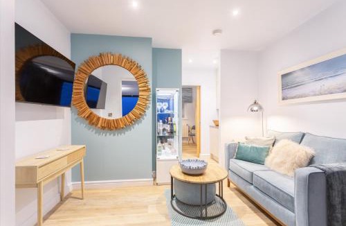 Hele Apartment | North Devon Resort - One Bedroom Vista Seaview with Hot Tub!