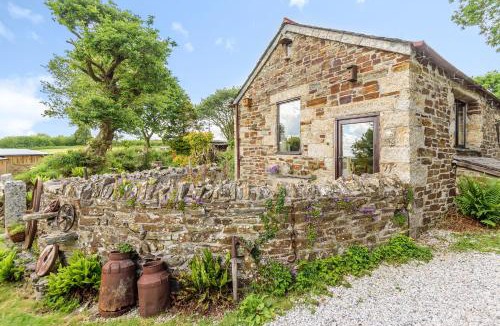Mount House | Nuthatch Cottage on-site spa XL hot tube sauna