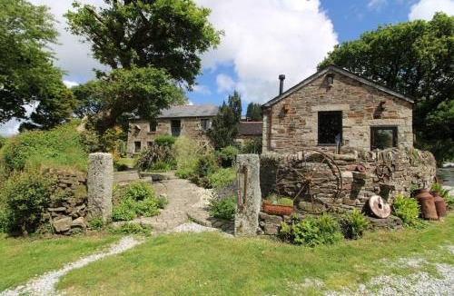Mount House | Nuthatch Cottage on-site spa XL hot tube sauna