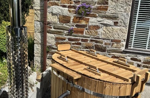 Mount House | Nuthatch Cottage on-site spa XL hot tube sauna