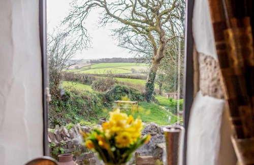 Mount House | Nuthatch Cottage on-site spa XL hot tube sauna