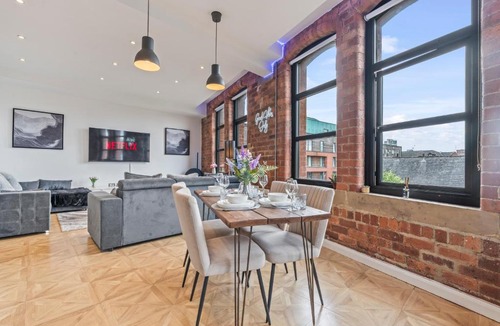 Leeds City Center Apartment | NY Style Exposed Brick Central 2BR Sleep 8