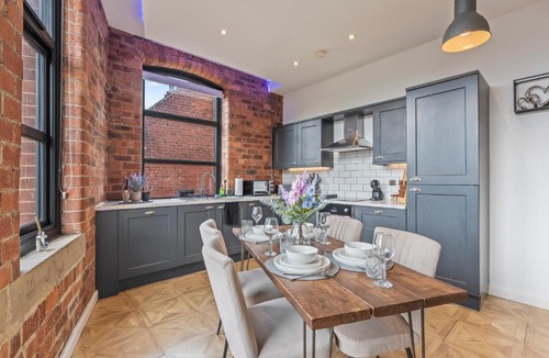 Leeds City Center Apartment | NY Style Exposed Brick Central 2BR Sleep 8