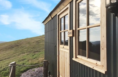 Saint Blazey Apartment | Oak Shepherds Hut, Wiveliscombe