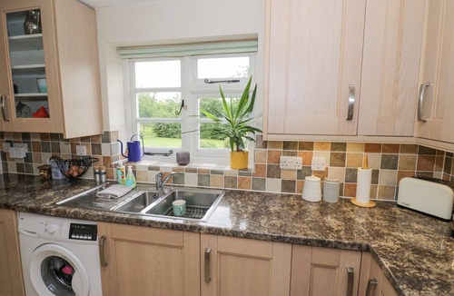 Moreton Cottage | OAK TREE COTTAGE, family friendly, with hot tub in Gloucester
