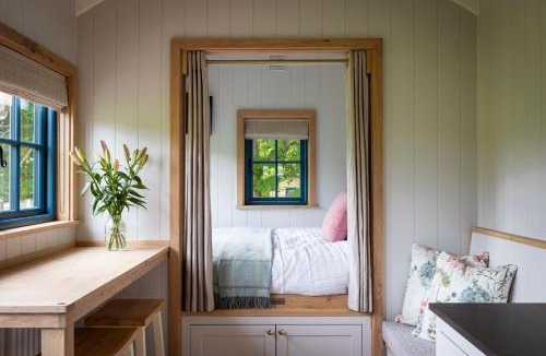 Baslow House | Oak Tree Shepherds Hut Chatsworth Estate