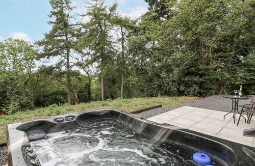 Rhayader Cottage | OAK VIEW, romantic, with hot tub in Rhayader
