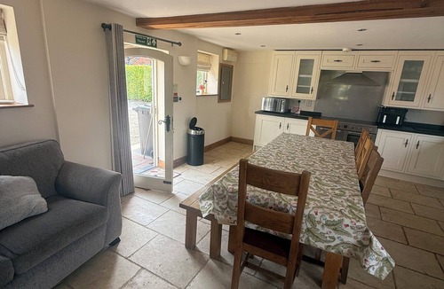 Welshampton House | Oakleigh barn Cosy Spacious Sleeps 8/9 Hot Tub.Close To Great Pub. 5 min stroll