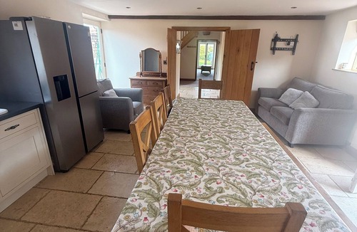 Welshampton House | Oakleigh barn Cosy Spacious Sleeps 8/9 Hot Tub.Close To Great Pub. 5 min stroll