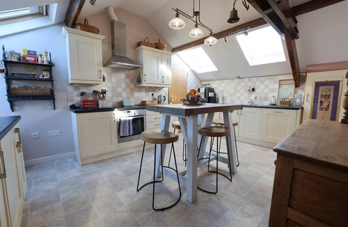 Lowestoft Cottage | Ocean View - sleeps 2 guests in 1 bedroom