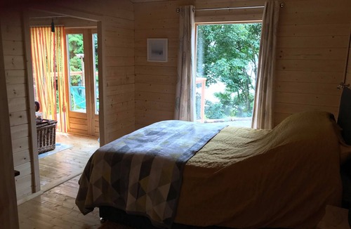 Kilmun Cabin | Off Grid Cabin Sleeps 2, Pets Ok, 20 min to Dunoon