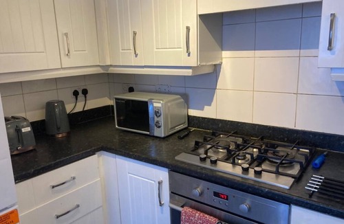 Openshaw House | Ogden- Delightful 4 Bed House, Sleep 8 Short and Long Stay
