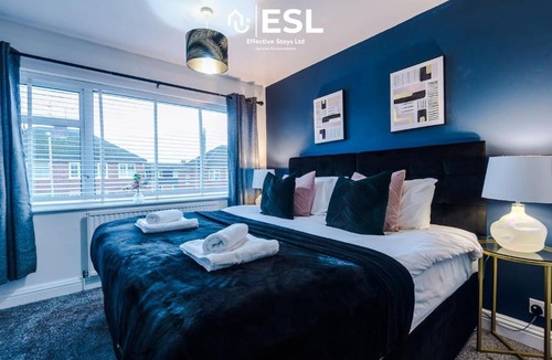 Blacon House | Open Plan 3 Bedroom House with Garden and Parking